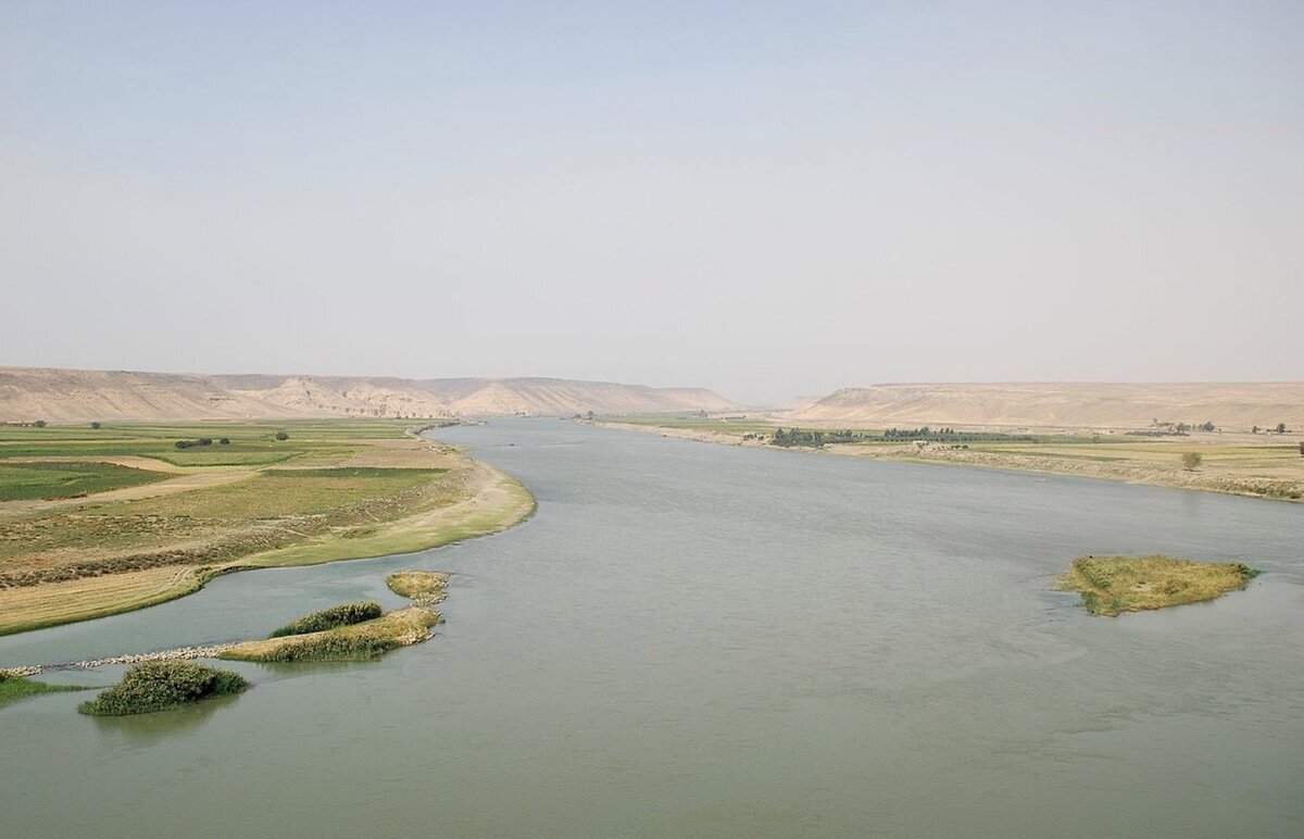 Actual image of the Euphrates River displaying its size and layout